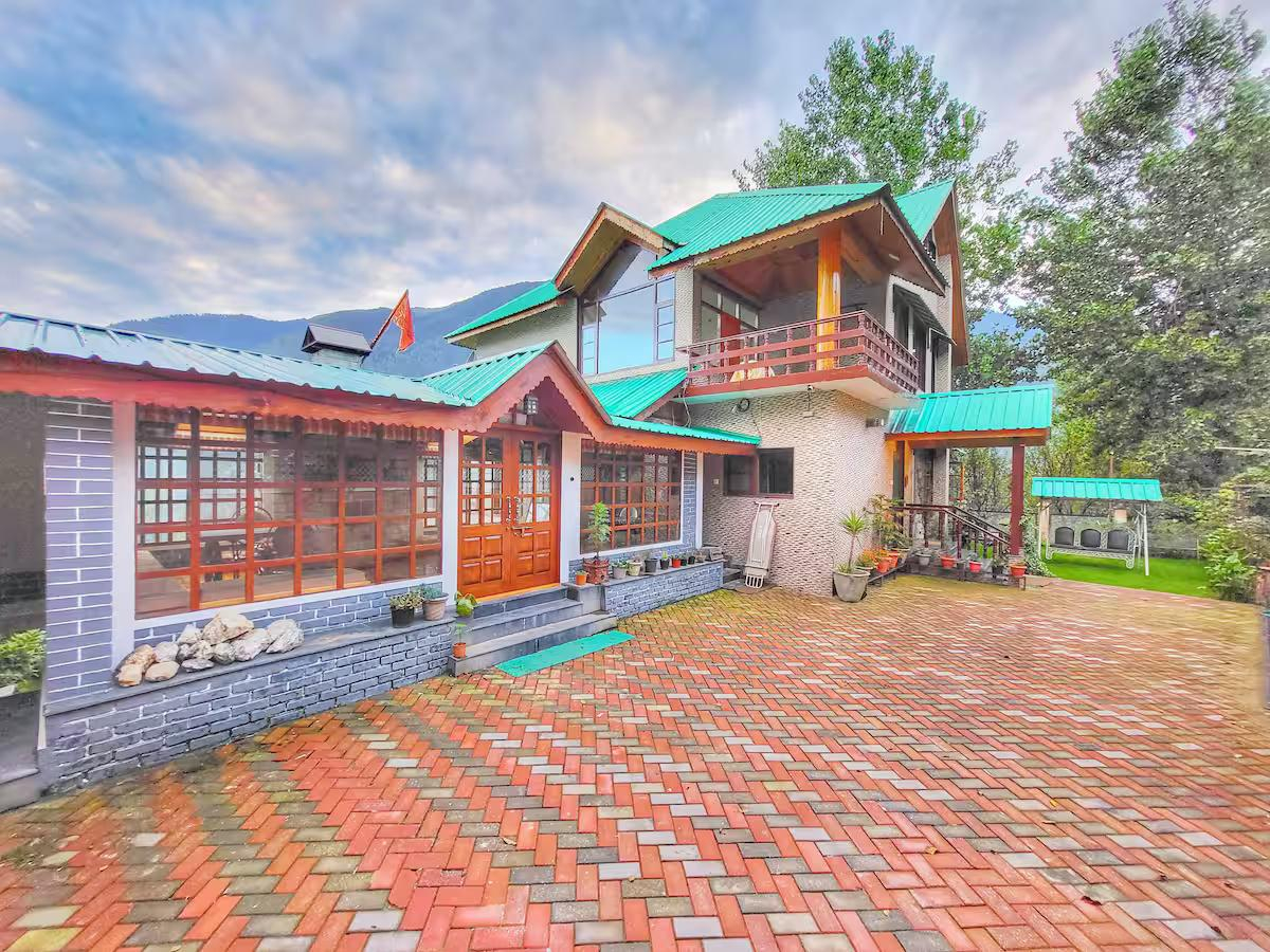 1965's Rustic Chalet Cottage x Solis Nature