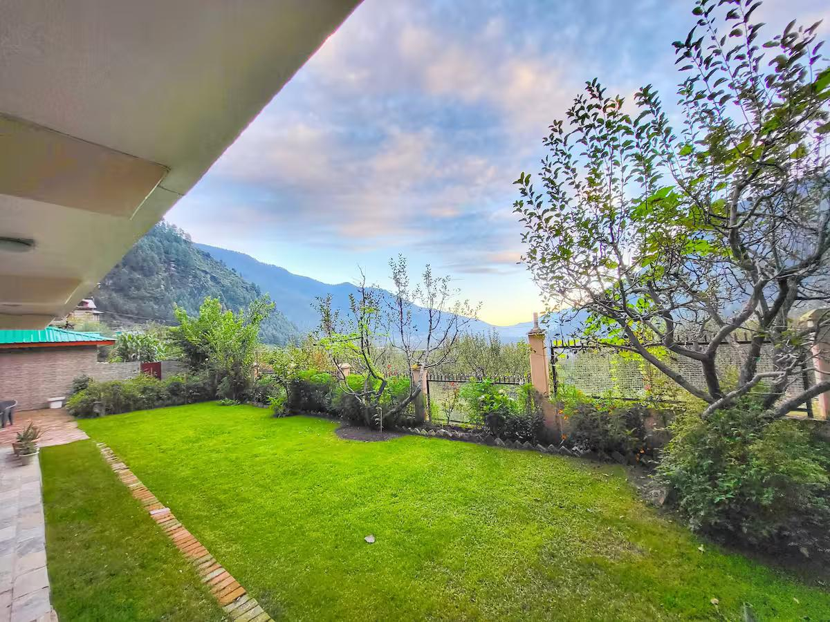1965's Rustic Chalet Cottage x Solis Nature