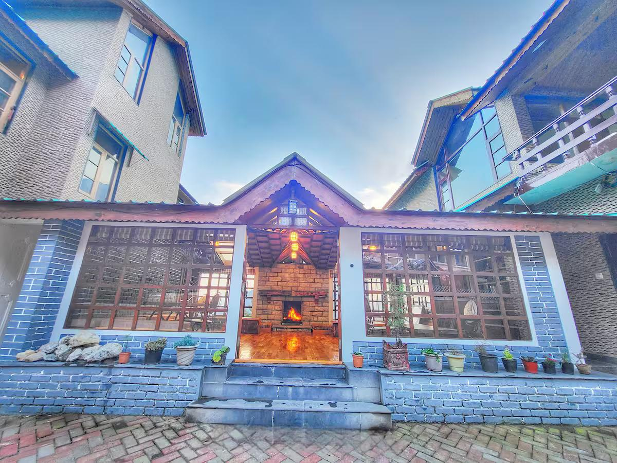 1965's Rustic Chalet Cottage x Solis Nature