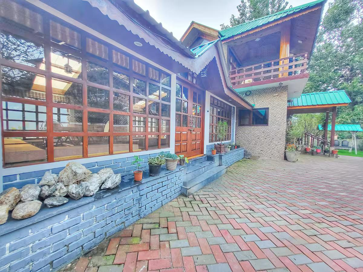 1965's Rustic Chalet Cottage x Solis Nature