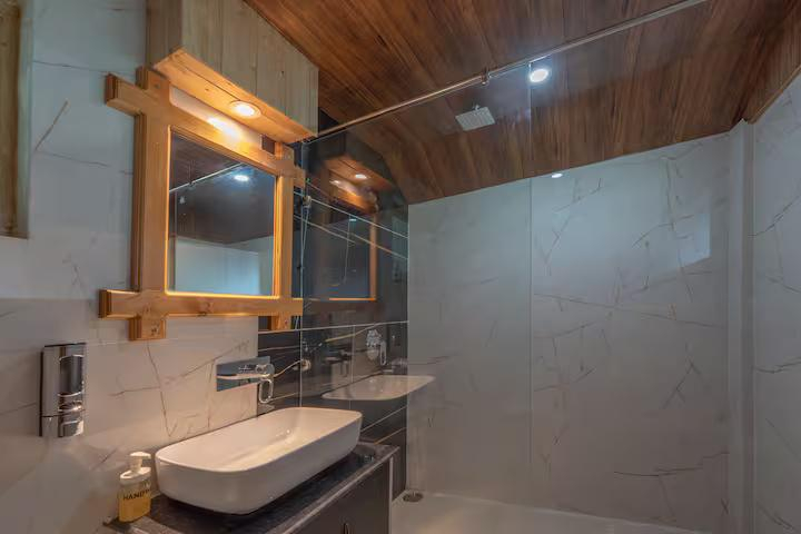 The Luxe Estate - 5 Rooms in a Villa x Solis Nature The Luxe Estate - 5 Rooms in a Villa x Solis Nature