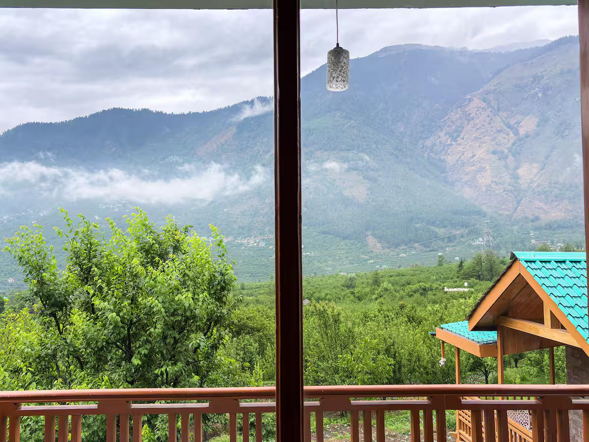 Signature Room with Panoramic Window x Solis Nature
