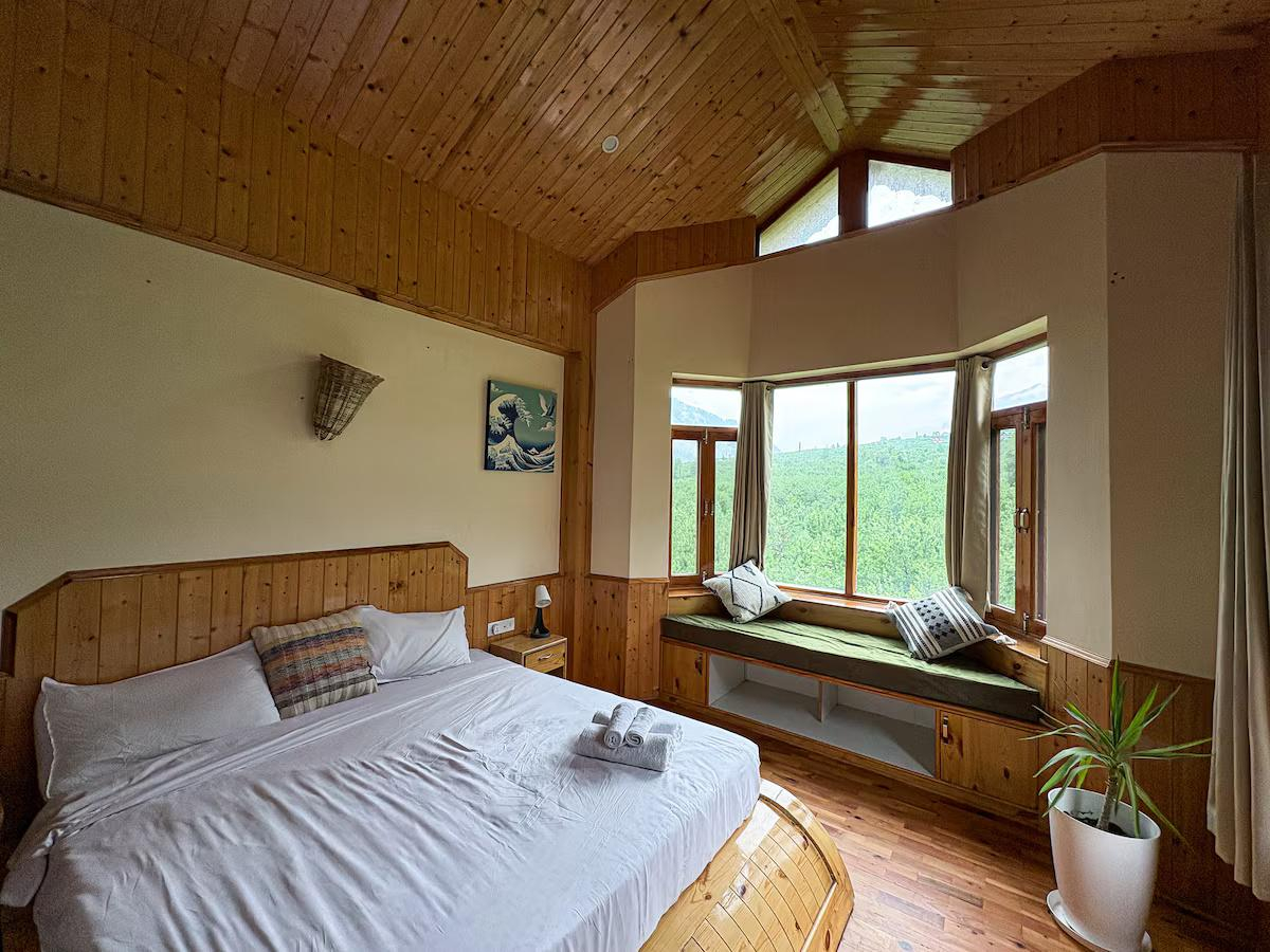 Signature Room with Panoramic Window x Solis Nature Signature Room with Panoramic Window x Solis Nature