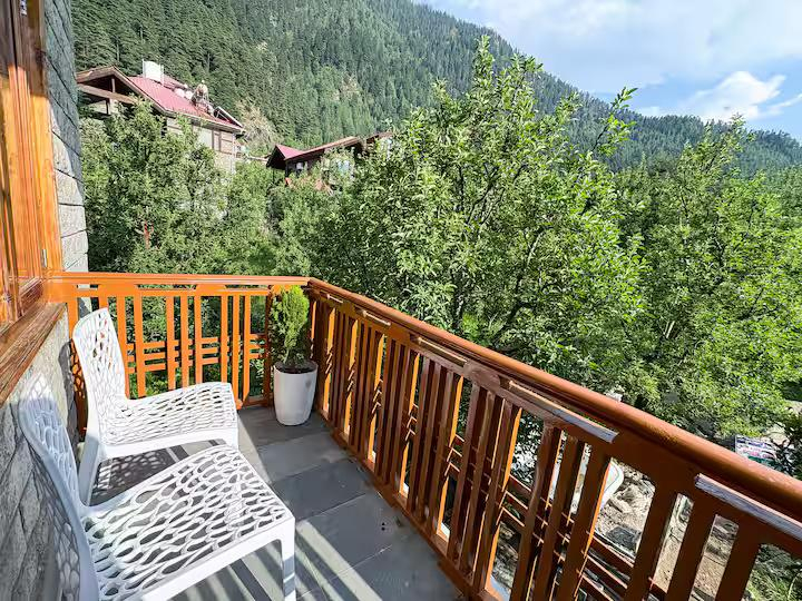 Rustic Stone Room with Balcony x Solis Nature Rustic Stone Room with Balcony x Solis Nature