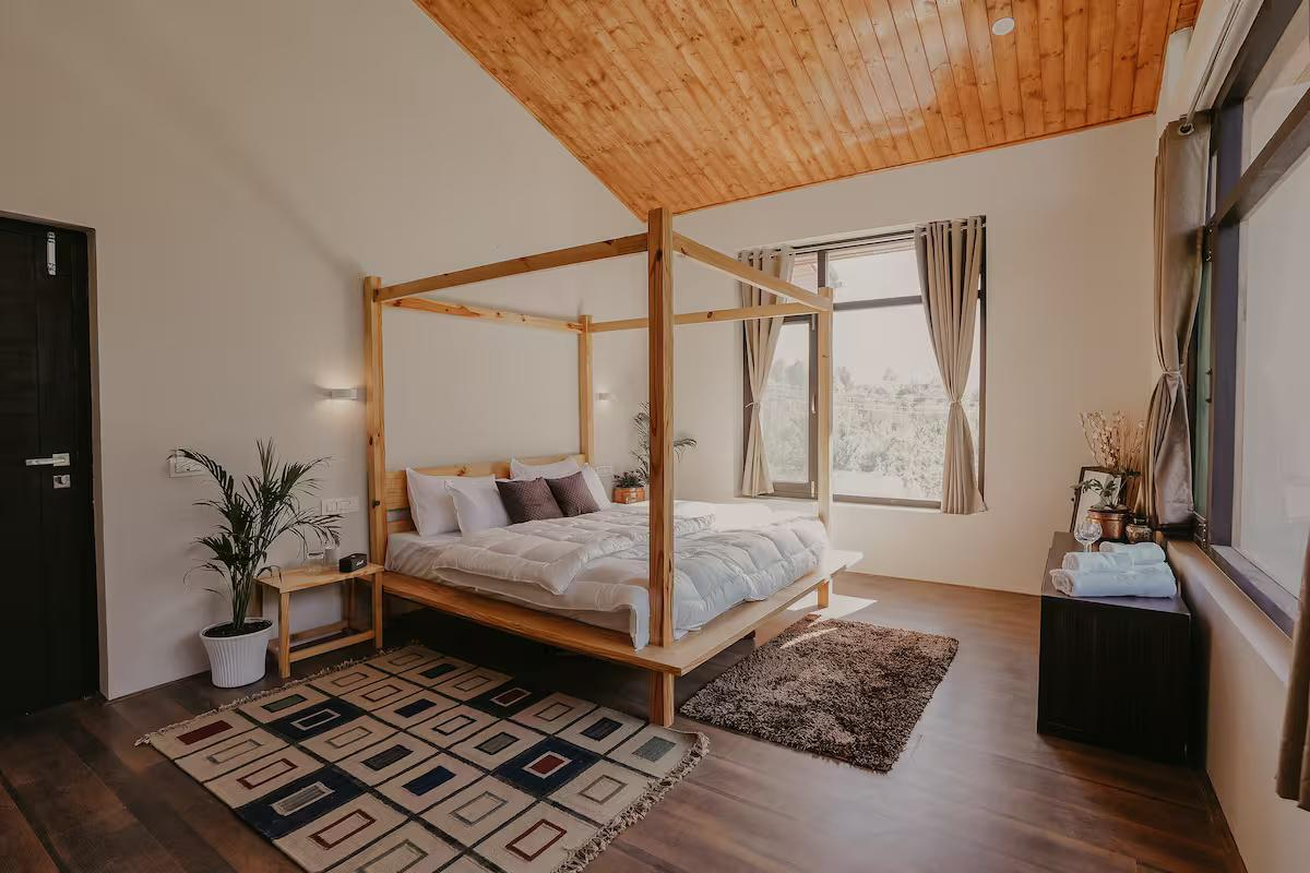 Master-Bedroom with bathtub & balcony x Solis Nature