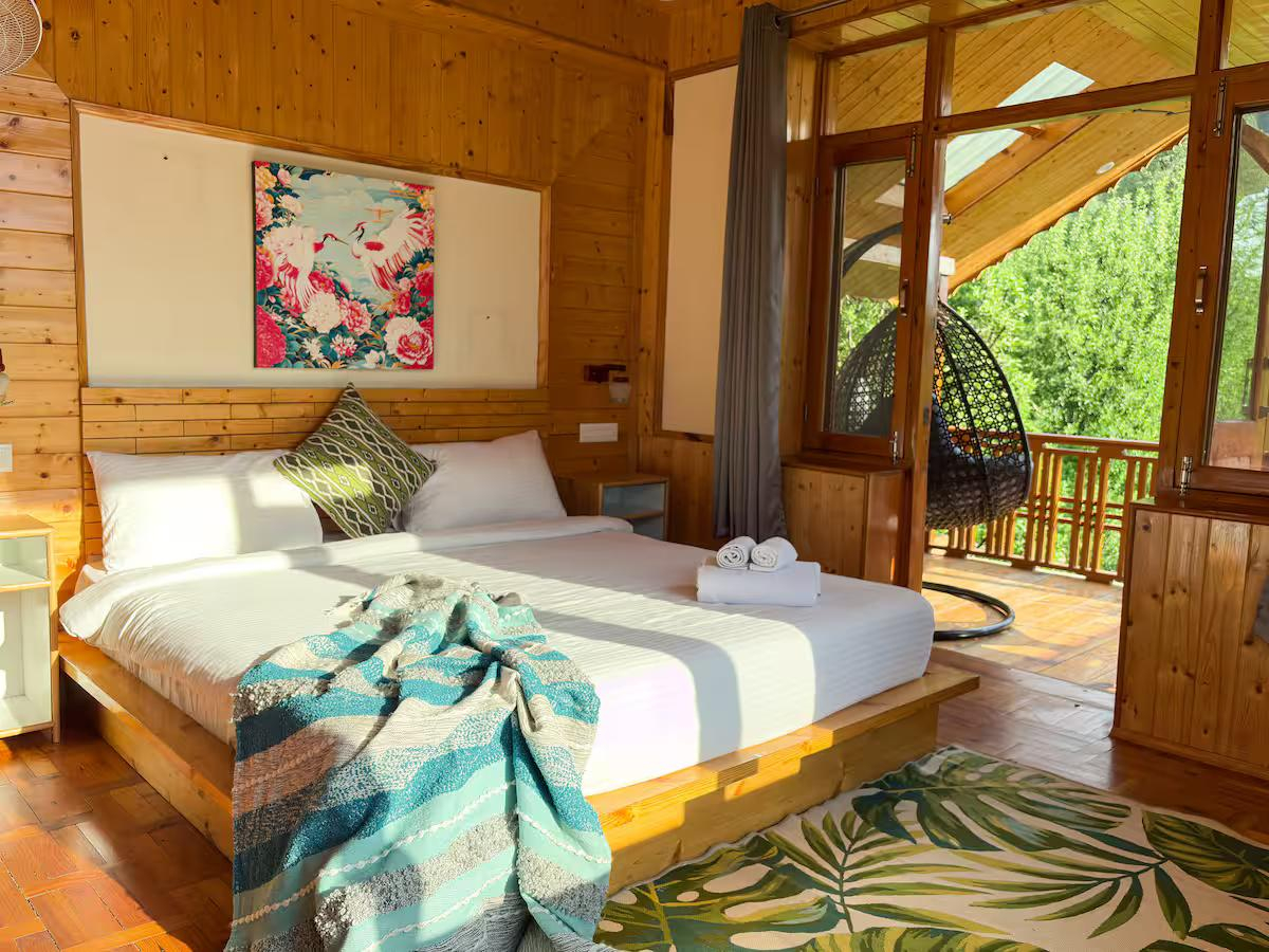Master Bedroom with Private Deck, Swing x Solis Nature Master Bedroom with Private Deck, Swing x Solis Nature