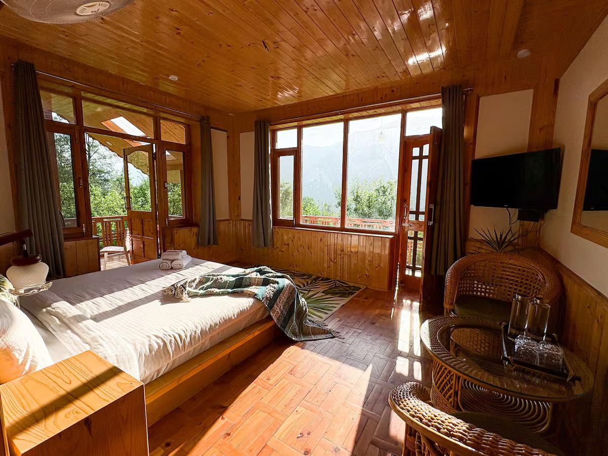 Master Bedroom with Private Deck, Swing x Solis Nature Master Bedroom with Private Deck, Swing x Solis Nature
