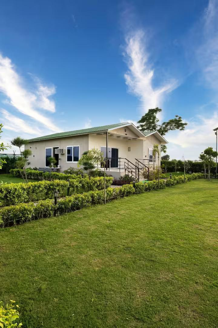 Farmhouse with pool in Noida x Solis Nature