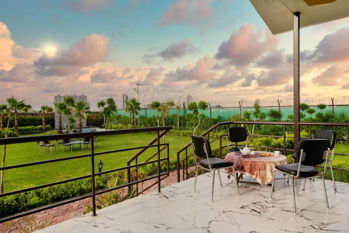 Farmhouse with pool in Noida x Solis Nature