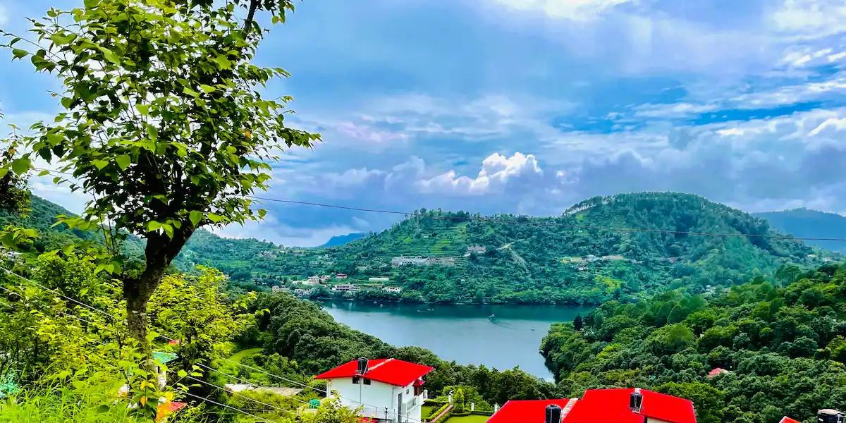 A frame cottage at Naukuchiatal x Solis Nature
