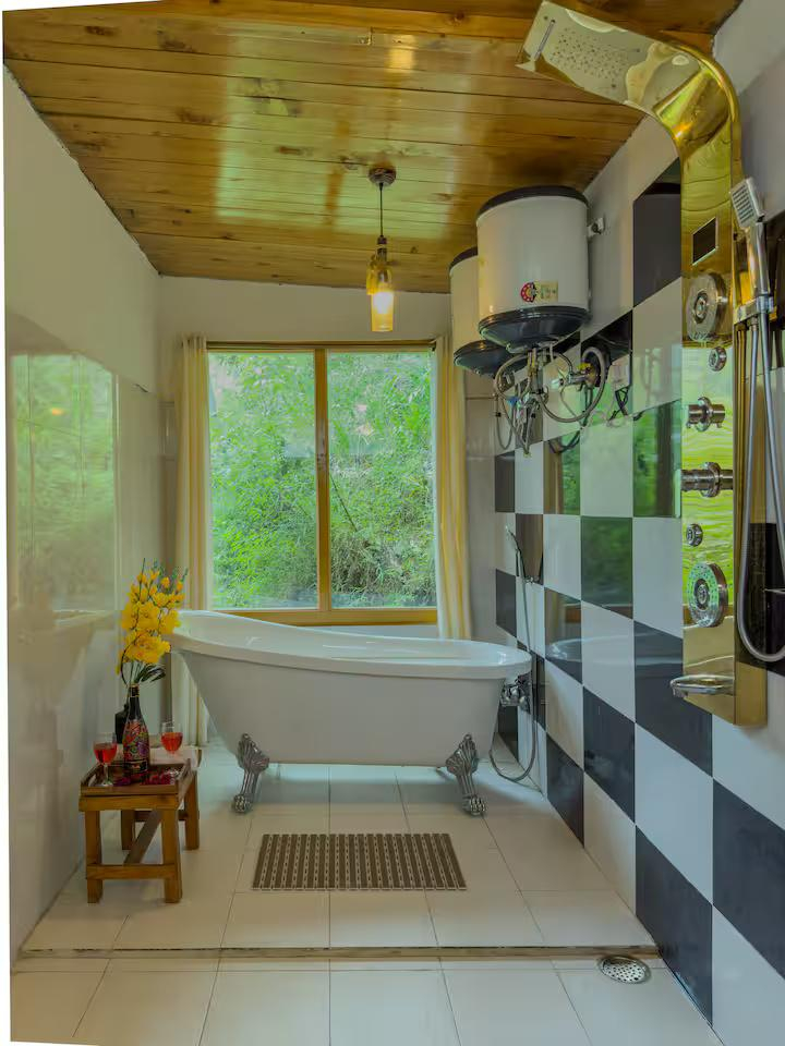 Evergreen Escape with Hot Tub x Solis Nature