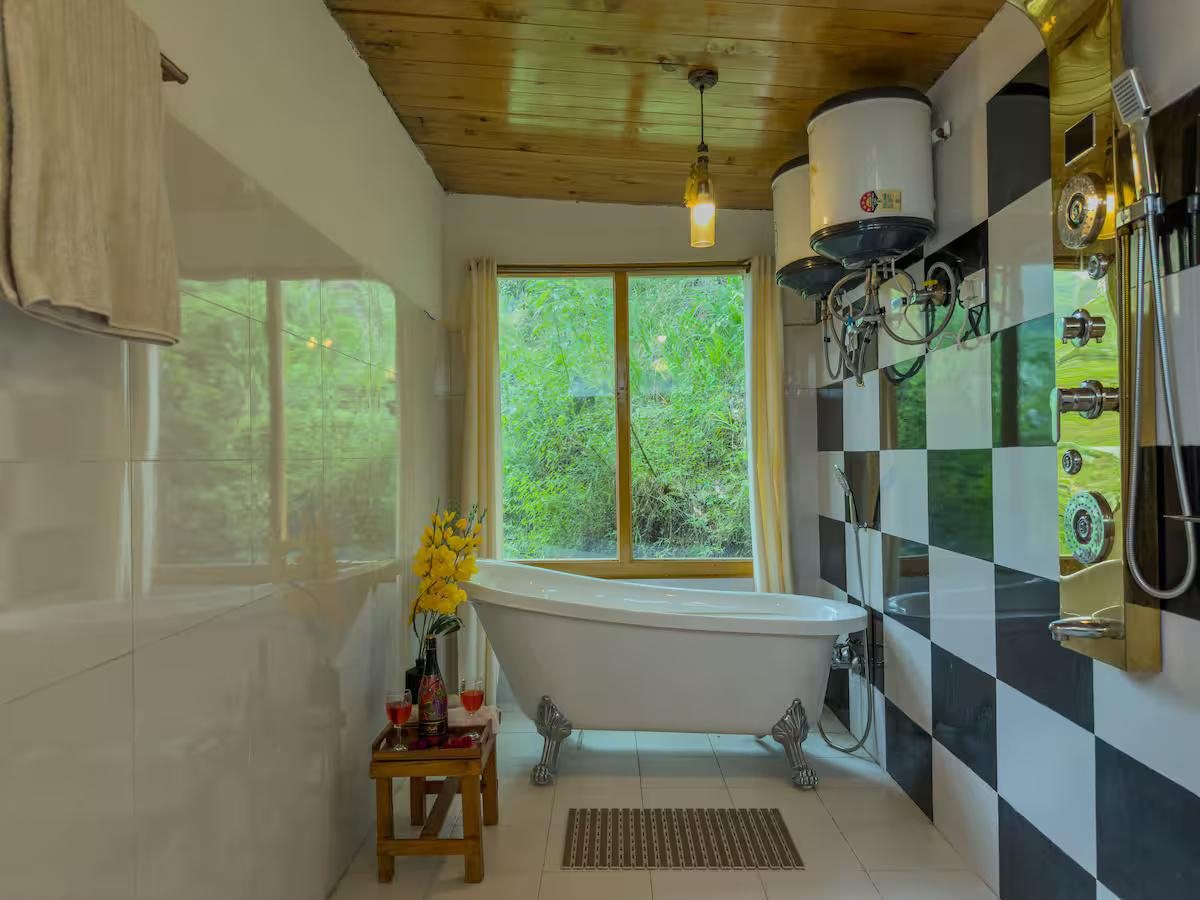 Evergreen Escape with Hot Tub x Solis Nature