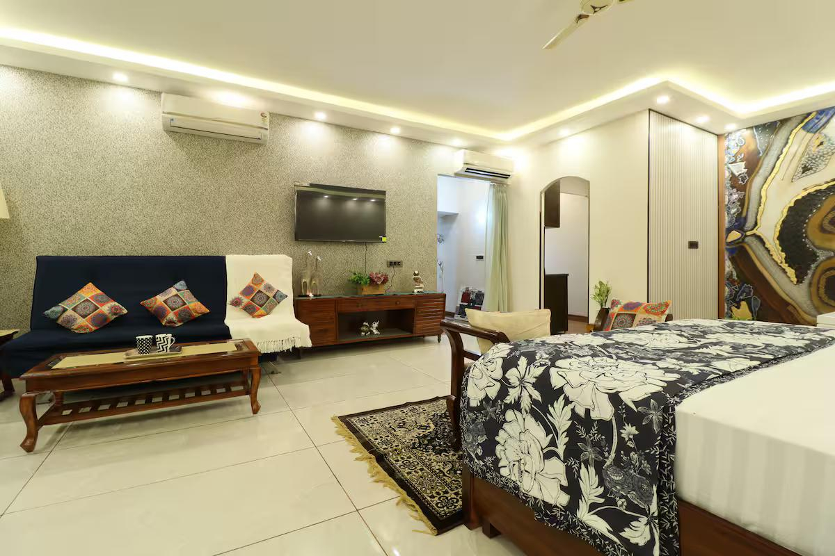 Luxury Room With Jacuzzi In Gurugram x Solis Nature