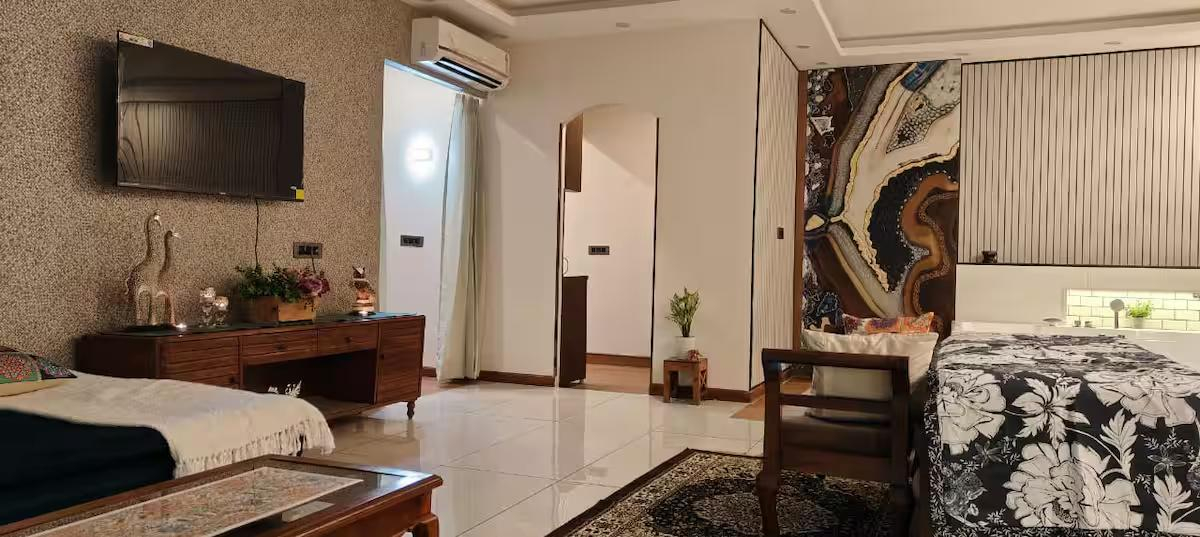 Luxury Room With Jacuzzi In Gurugram x Solis Nature