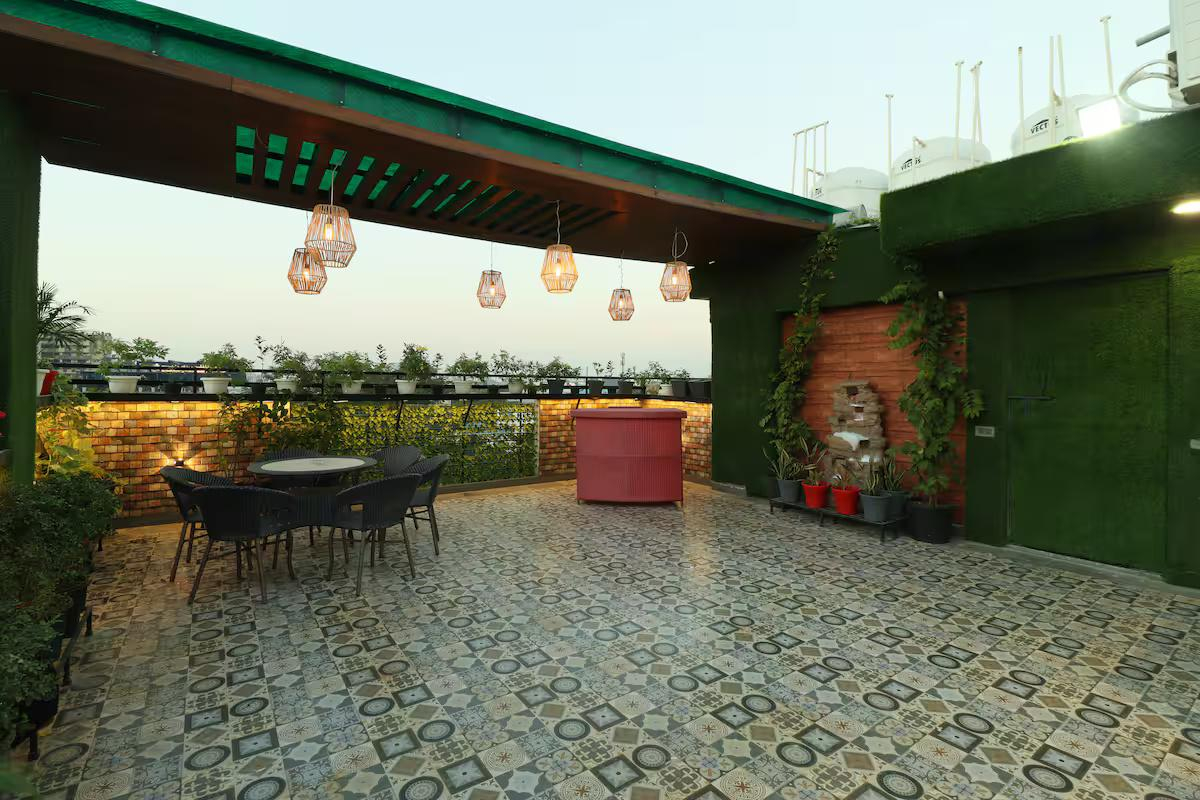 Luxury Room With Jacuzzi In Gurugram x Solis Nature