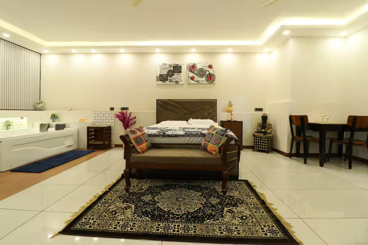 Luxury Room With Jacuzzi In Gurugram x Solis Nature