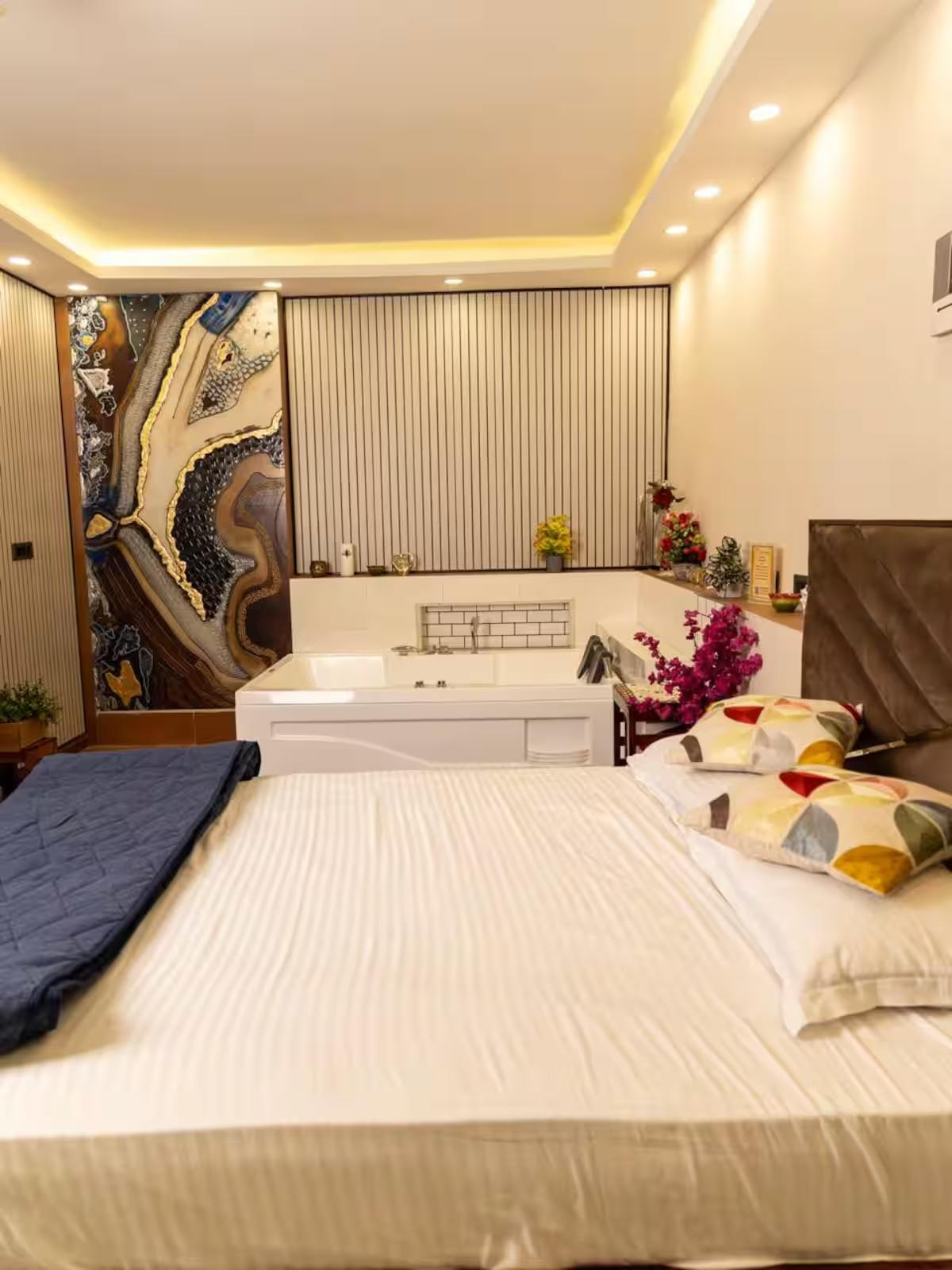 Luxury Room With Jacuzzi In Gurugram x Solis Nature