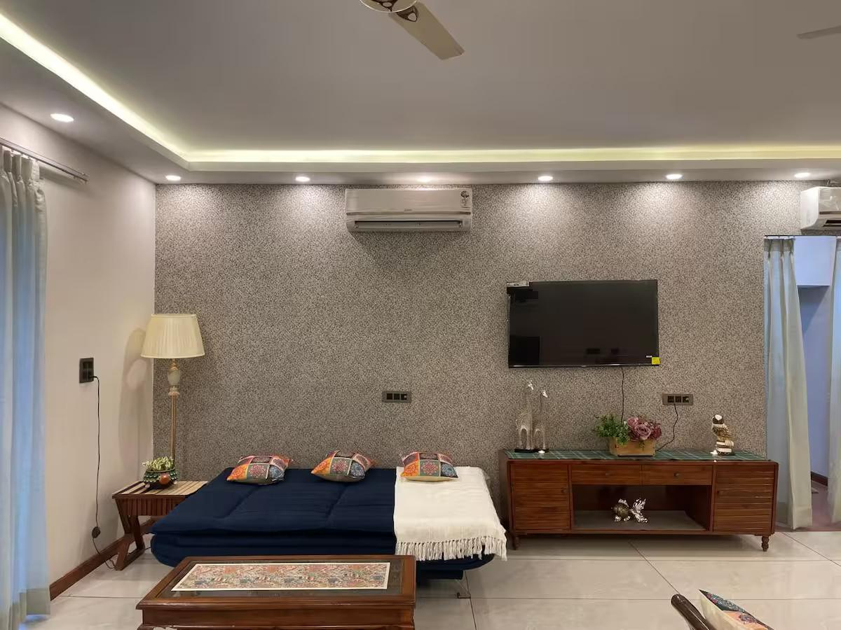 Luxury Room With Jacuzzi In Gurugram x Solis Nature