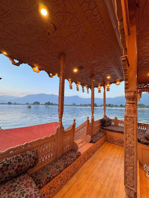Peacock Houseboat 2 Bedroom x Solis Nature