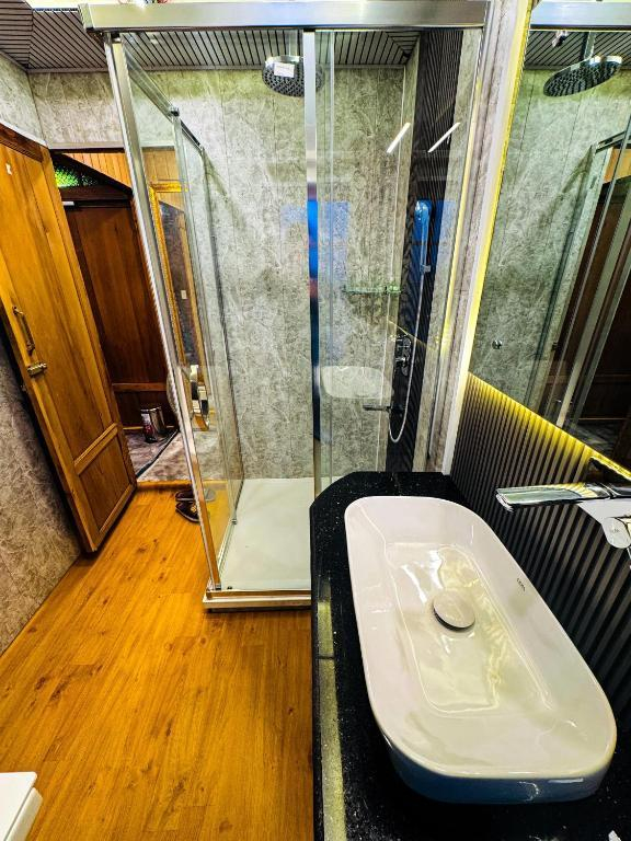 Peacock Houseboat 2 Bedroom x Solis Nature Peacock Houseboat 2 Bedroom x Solis Nature