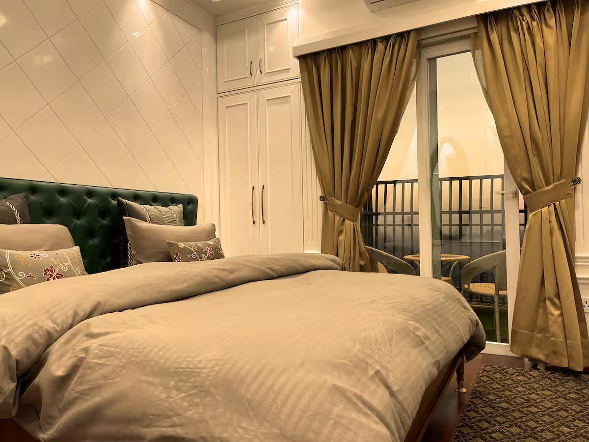 Mannat  | Pure Luxury Stay with Jaccuzi | x Solis Nature