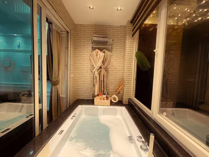 Mannat  | Pure Luxury Stay with Jaccuzi | x Solis Nature