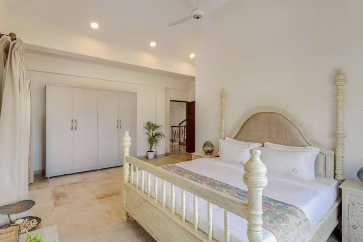 Ivory 5 BHK Private Pool Villa near Calangute x Solis Nature