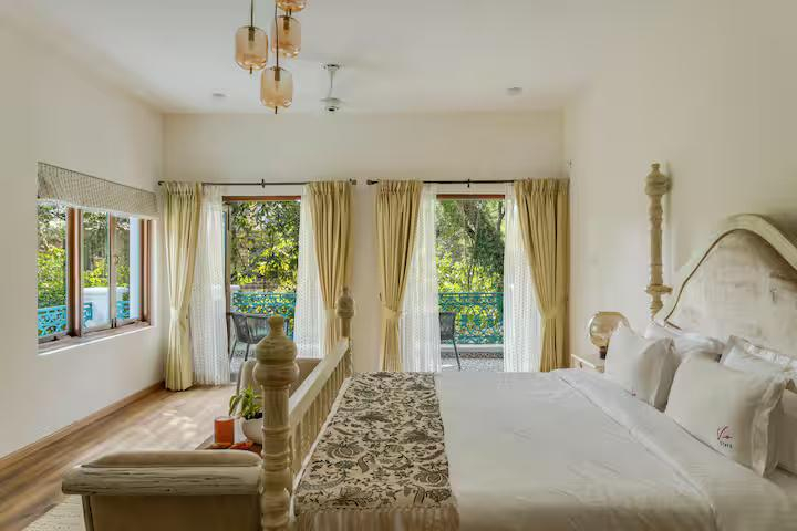 Ivory 5 BHK Private Pool Villa near Calangute x Solis Nature