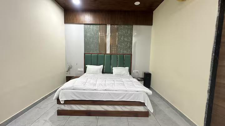 Enjoy pool at private villa in jaipur x Solis Nature