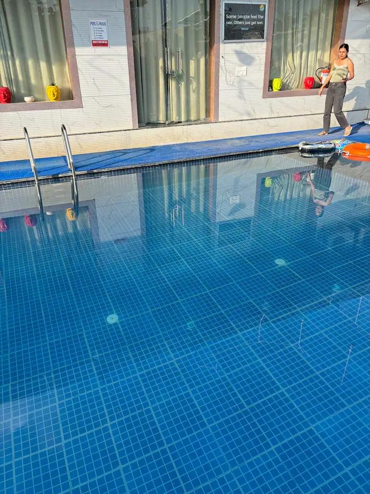 Enjoy pool at private villa in jaipur x Solis Nature