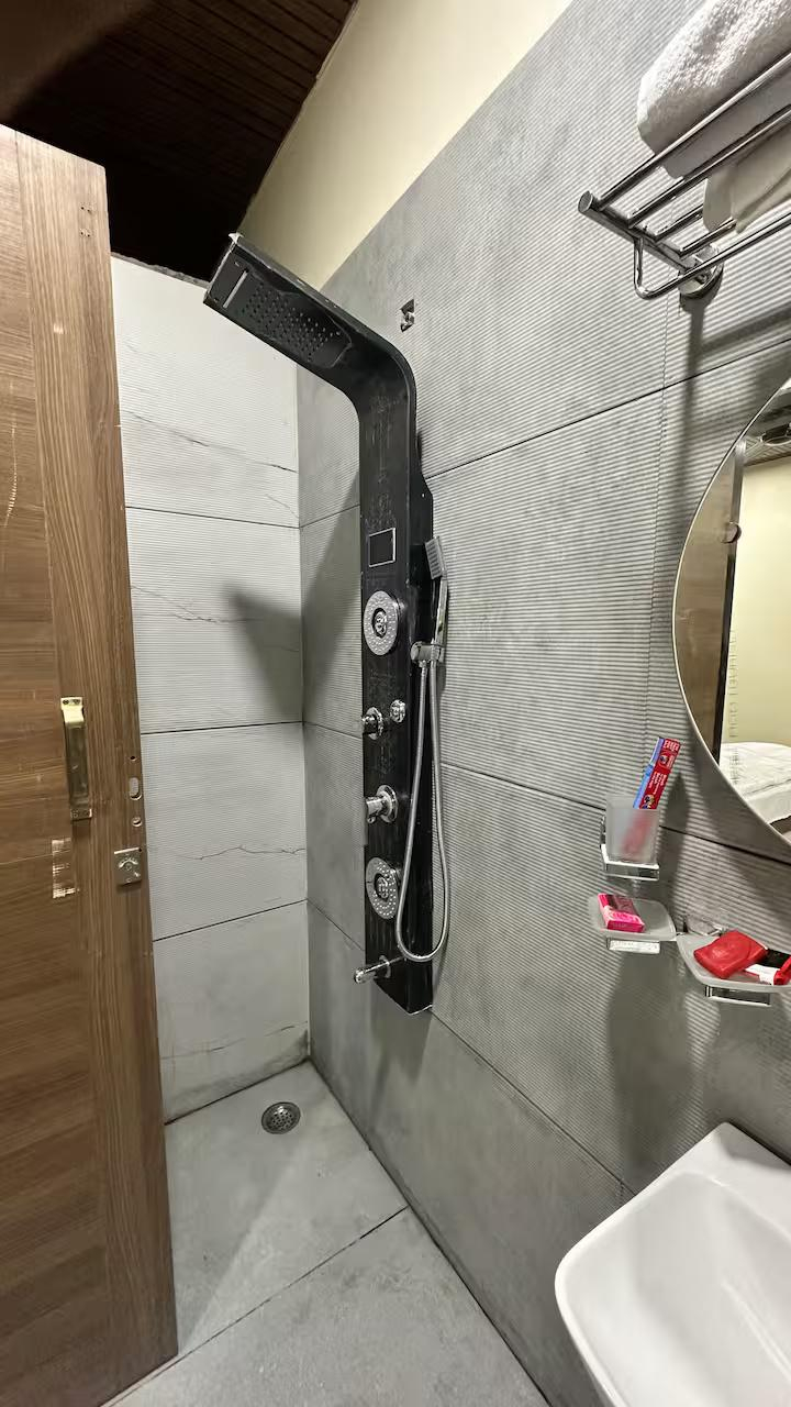 Enjoy pool at private villa in jaipur x Solis Nature