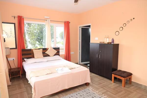 Moonlight Chillers By LexStays | Deluxe Double Room x Solis Nature