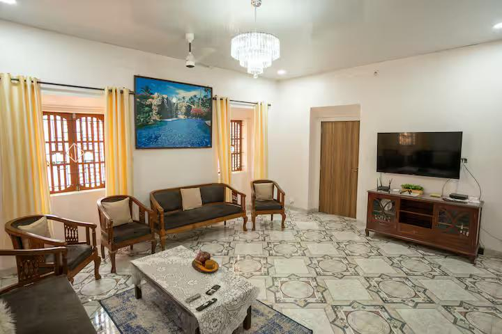 Papa’s house 5bhk 1.5km from the beach by CQ x Solis Nature