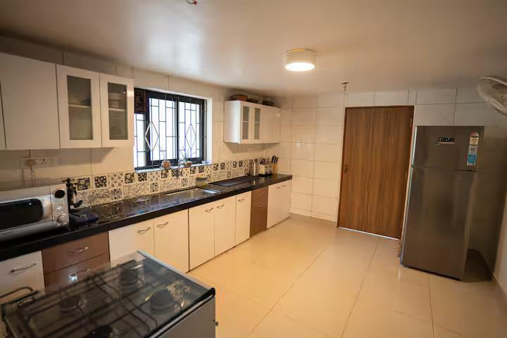 Papa’s house 5bhk 1.5km from the beach by CQ x Solis Nature