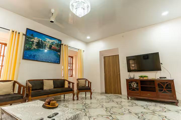 Papa’s house 5bhk 1.5km from the beach by CQ x Solis Nature