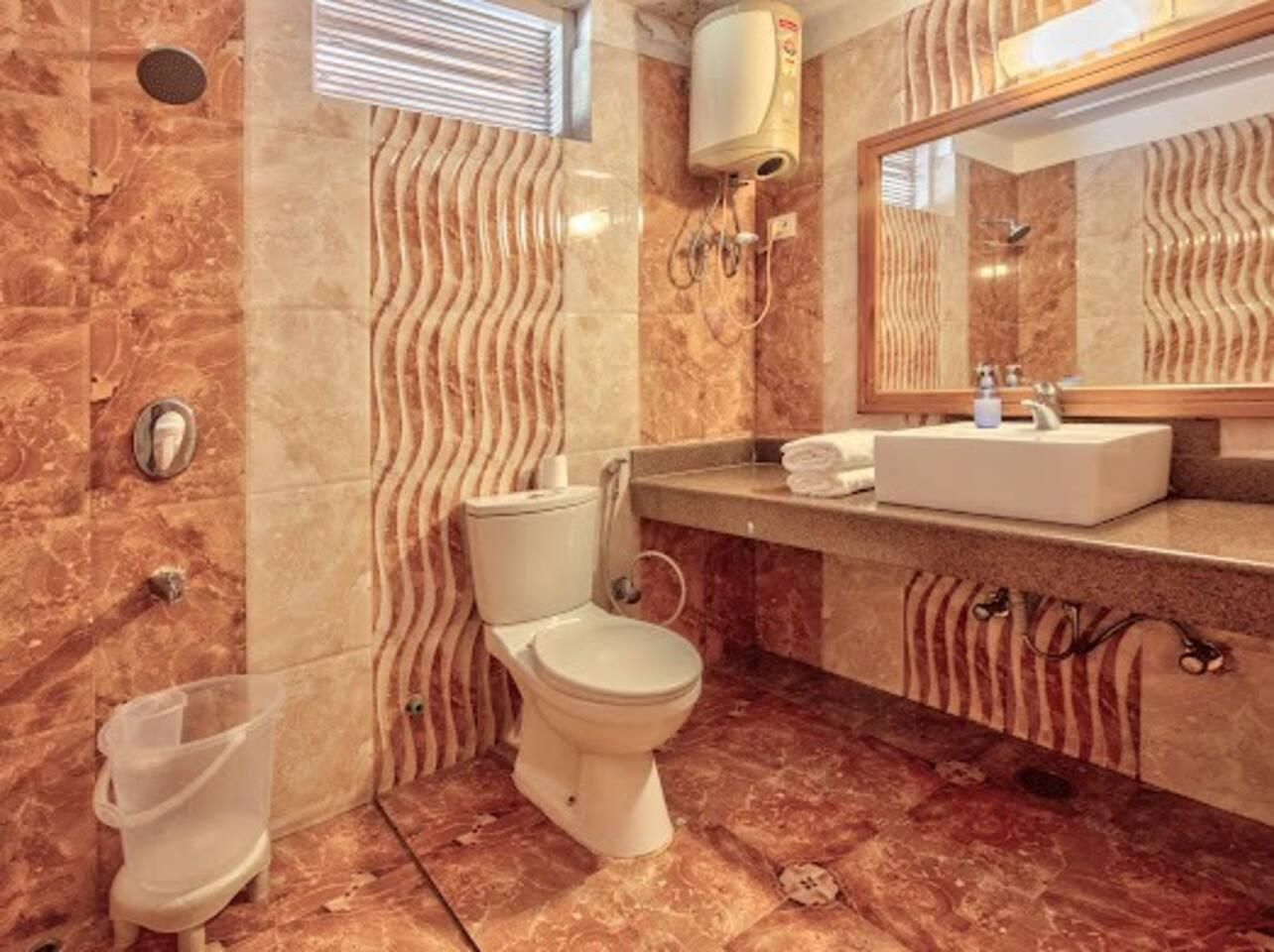 4 bhk penthouse manali Cottage by Geeta Villa x Solis Nature