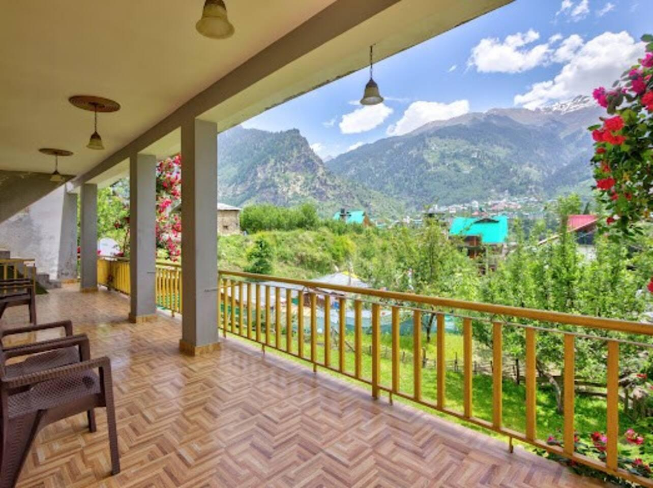 4 bhk penthouse manali Cottage by Geeta Villa x Solis Nature