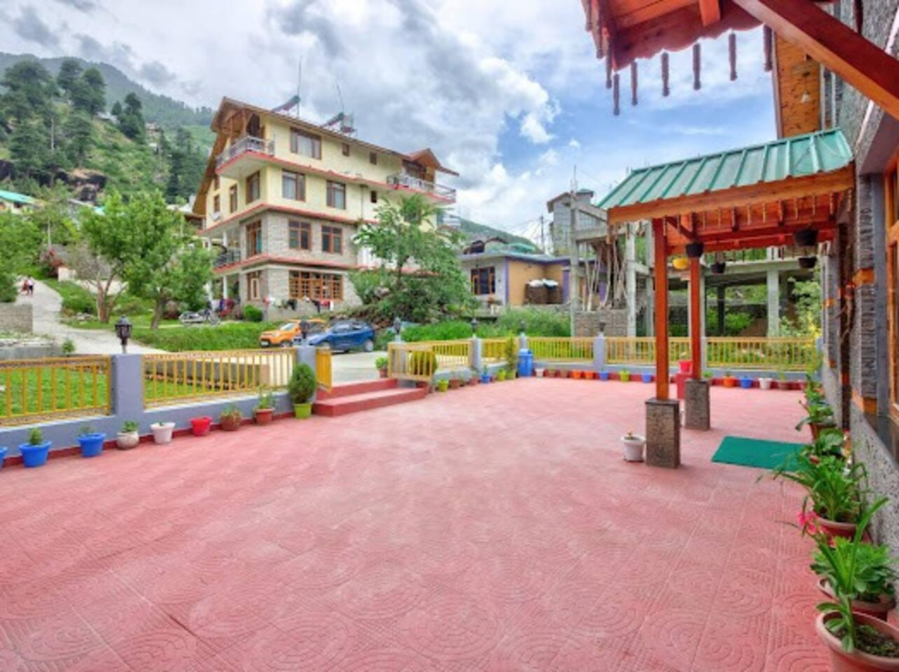 4 bhk penthouse manali Cottage by Geeta Villa x Solis Nature