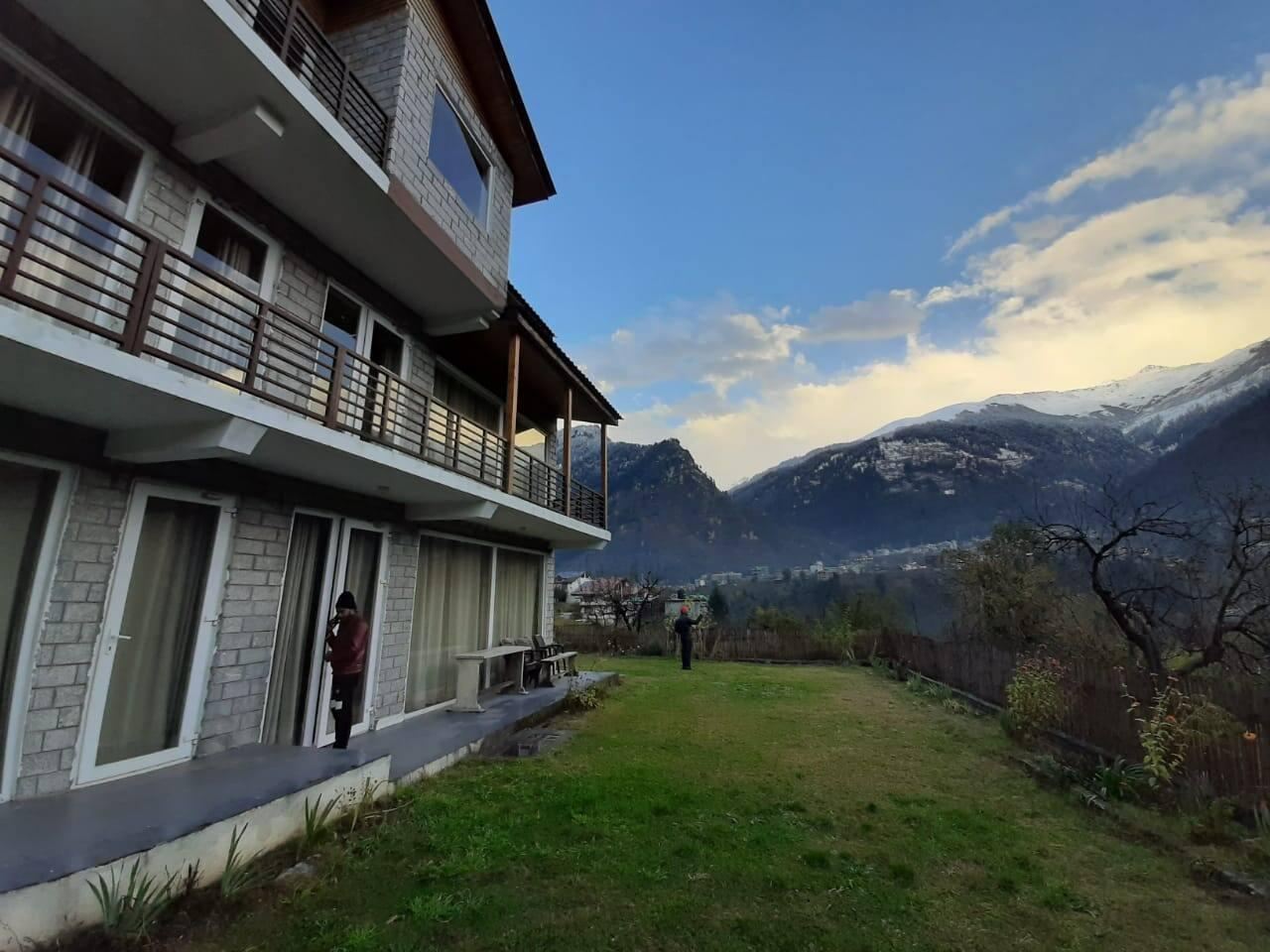 6 Bedroom Cottage with Unlimited Mountain Views x Solis Nature