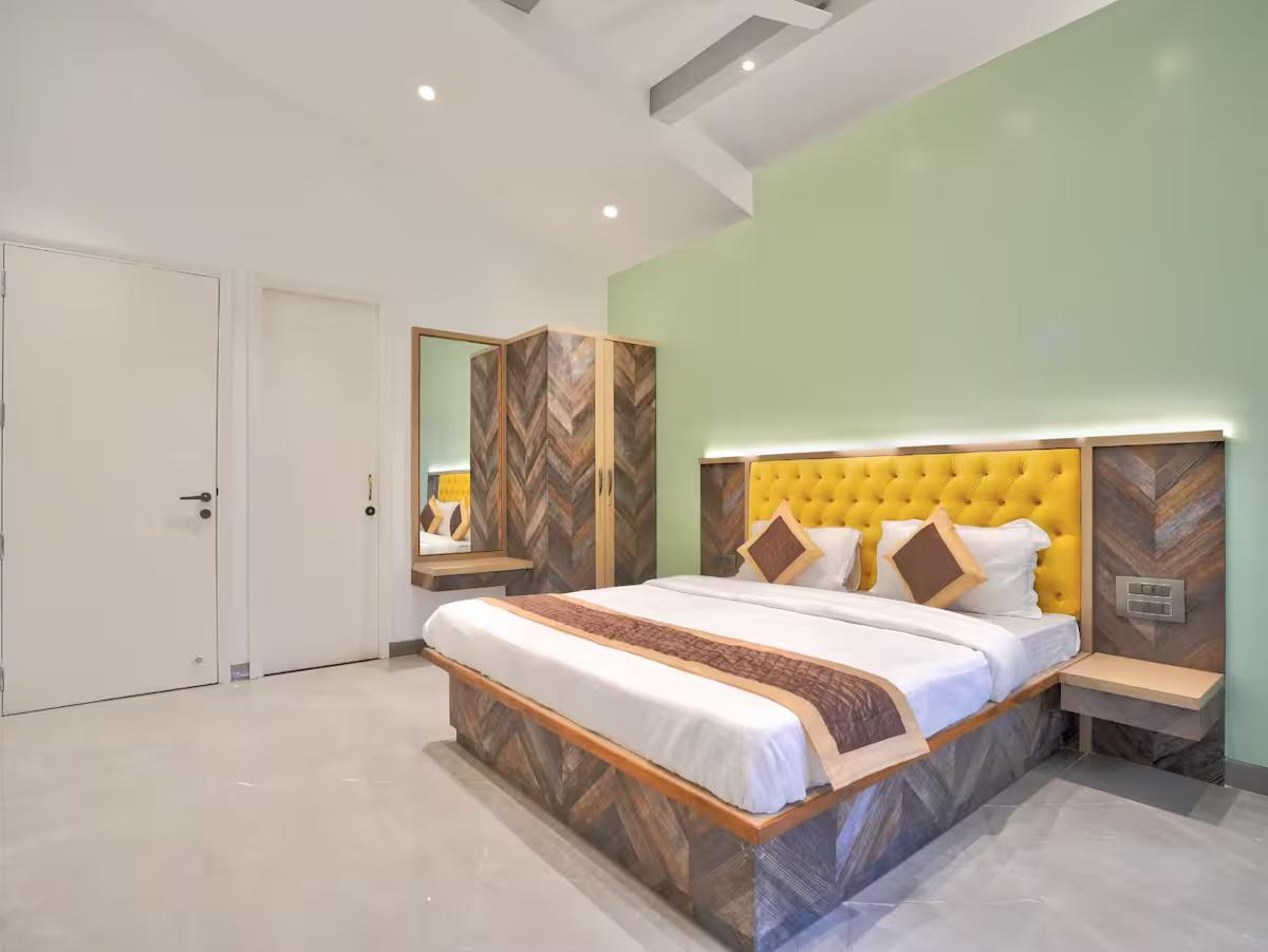 Posh 4BHK Pvt Pool Villa | 8 mins to Vagator Beach x Solis Nature