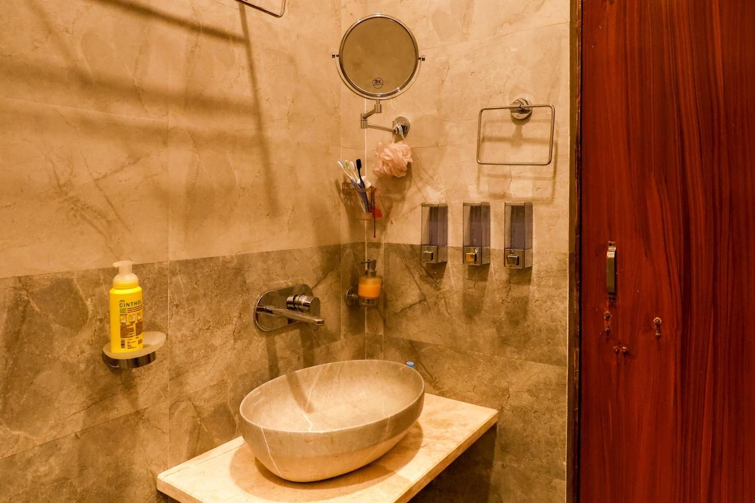 The Wayne Manor x Solis Nature